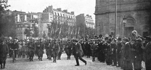 'Vers le Front; la population parisienne acclame ceux qui marchent a l'ennemi', 1914. Creator: Unknown.