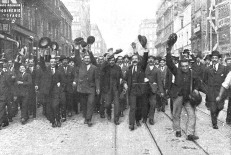 ''Aux cris de "Vive la France !", sa voiture est escortee jusqu'a l'Elysee', 1914. Creator: Unknown.