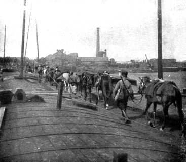 ''Devant les Falaises de L'Aisne; Un pont sur l'Oise improvise par le genie', 1914. Creator: Unknown.