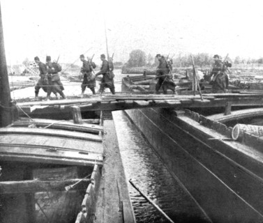 ''Devant les Falaises de L'Aisne; Un pont sur l'Oise improvise par le genie', 1914. Creator: Unknown.