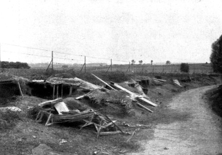 'L'immense champ de Bataille; abris que l'infanterie allemande s'etait construits a Chambry', 1914. Creator: Unknown.
