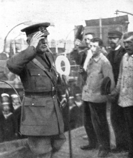 'La cooperation Britannique; Le general en chef de l'armee britannique salue par les marins', 1914 Creator: Unknown.