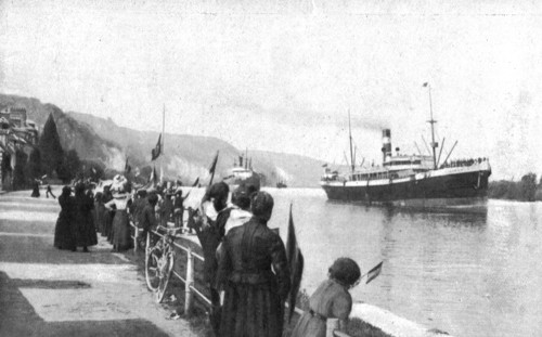 'L'Armee Britannique; Le long des rives de la Seine, que les transports Anglais remontent', 1914. Creator: Unknown.