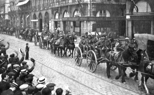 'L'Armee Britannique; Le defile de artillerie dans les rues de Rouen', 1914. Creator: Unknown.