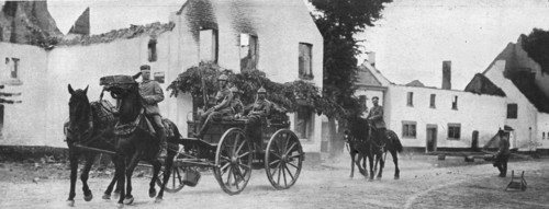 'Des equipages allemands traversent, pres de Vise, le village de Mouland incendie', 1914. Creator: Vereenigde Fotobureaux Amsterdam.