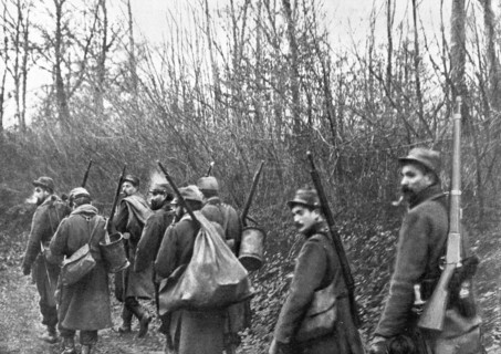 'La vie en Campagne; Une section, qui vient d'etre relevee, quitte les premieres lignes', 1914. Creator: Unknown.