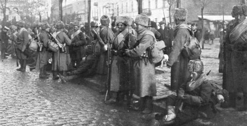 ''Sur le front Russe; A Varsovie, des troupes d'elite: soldats d'un regiment siberien', 1914. Creator: Unknown.