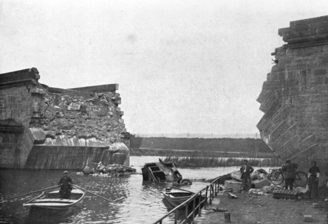 'L'immense champ de Bataille; Au pont de Trilport, pres de Meaux', 1914. Creator: Unknown.