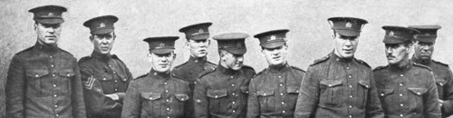 ''L'aide du Canada; Groupe de volontaires canadiens arrivant en Angleterre', 1914. Creator: Unknown.