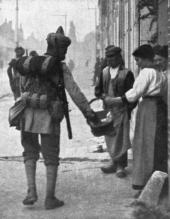 Les Hindous acceptent volontiers les presents de la population', 1914. Creator: Unknown.