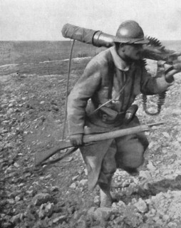 'Les combats de Verdun. Prise d'une mitrailleuse allemande. Soldat revenant avec la..., 1916. Creator: Unknown.