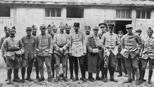 'Un match militaire de football a Paris; L'equipe du 20e corps en tenue militaire', 1916. Creator: Unknown.