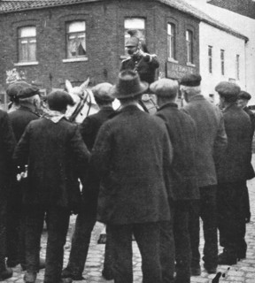 ''L'aide Francaise a la Belgique; D'autres s'empressent de renseigner nos officers', 1914. Creator: Unknown.