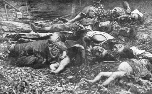 'Des Victimes; Un impressionnant charnier, ou ne figurent que des femmes et des enfants...', 1914. Creator: Unknown.