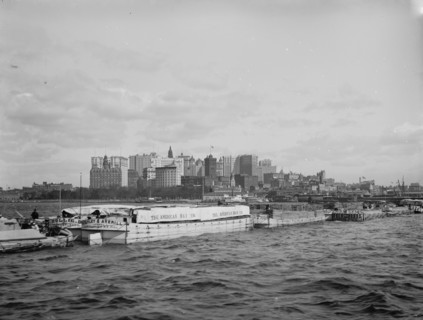 Albany tow coming in East River, An, between 1900 and 1906. Creator: Unknown.