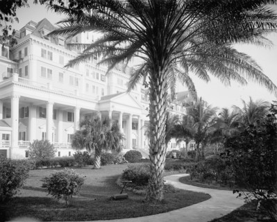 The Royal Poinciana Hotel, entrance, Palm Beach, Fla., 1902. Creator: Unknown.