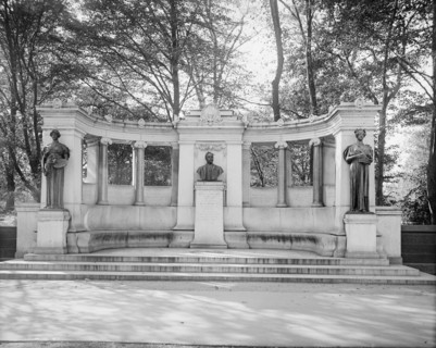 Richard Morris Hunt Memorial, New York, N.Y., between 1900 and 1910. Creator: Unknown.