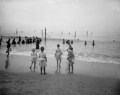 On the beach, between 1900 and 1910. Creator: Unknown.