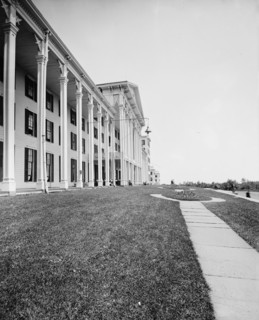 Central facade, Hotel Kaaterskill, Catskill Mountains, N.Y., between 1900 and 1905. Creator: Unknown.