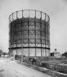 Gas tank, Detroit City Gas Company, Detroit, Mich., between 1900 and 1905. Creator: Unknown.