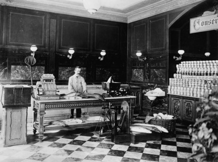 C. Lindenberg Hollieferont, fish store, Berlin, Germany, between 1895 and 1910. Creator: Unknown.