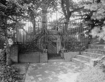 The Old tomb at Mt. Vernon, c.between 1910 and 1920. Creator: Unknown.