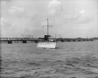 Yacht Althea, bow, between 1907 and 1915. Creator: Unknown.