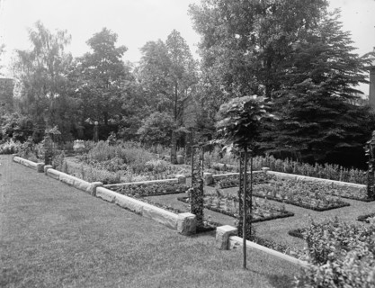 Residence of Mrs. Franklin H. Walker, garden, Detroit, Mich., between 1905 and 1915. Creator: Unknown.