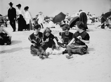 A Hasty lunch, between 1900 and 1905. Creator: Unknown.