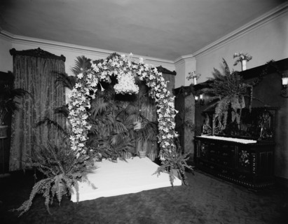 Wedding decorations at Hotel Cadillac, Detroit, Mich., between 1900 and 1905. Creator: Unknown.