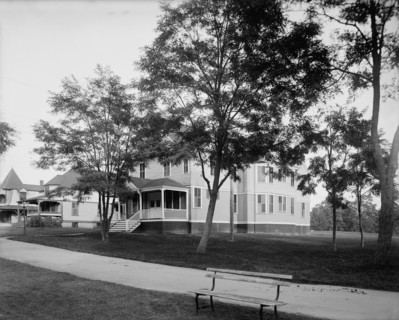 Manhanset Cottage, Shelter Island, N.Y., between 1900 and 1905. Creator: Unknown.