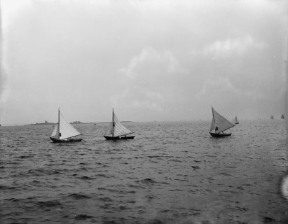 Dory race, I.H. Reg., between 1890 and 1900. Creator: Unknown.