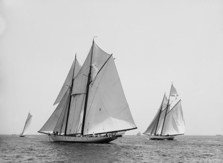 At start, Larchmont, 1895 June 15. Creator: John S Johnston.