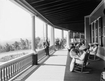 Piazza of the Wontanesca [i.e. Montanesca Hotel], Mt. Pocona [sic], Pa., ca 1905. Creator: Unknown.