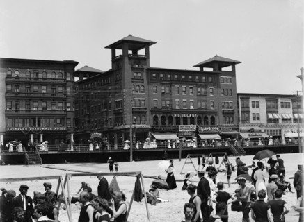 Bathing beach, Atlantic City, N.J., between 1900 and 1910. Creator: Unknown.
