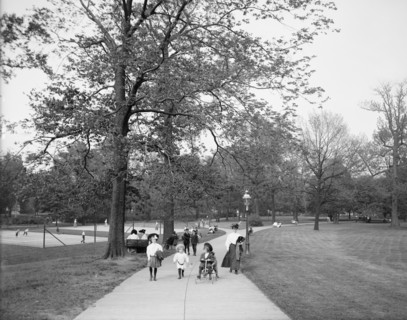 Central Park, Louisville, Ky., between 1900 and 1910. Creator: Unknown.