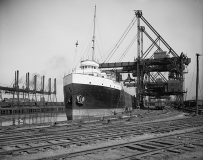 Brown electric hoist, unloading ore, Buffalo, N.Y., c1908. Creator: Unknown.