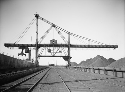 Brown electric hoist, unloading ore, Buffalo, N.Y., c1908. Creator: Unknown.