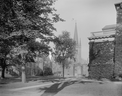 First Parish Church, thru Johnston gate, Cambridge, Mass., between 1900 and 1920. Creator: Unknown.