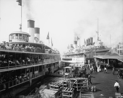 White Star Line dock, Detroit, Mich., between 1900 and 1915. Creator: Unknown.