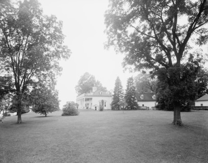 S.E. view of the mansion, Mt. Vernon, Va., between 1900 and 1915. Creator: Unknown.