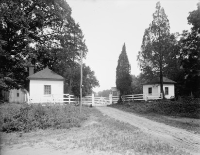 West lodge gate, Mt. Vernon, Va., between 1900 and 1915. Creator: Unknown.