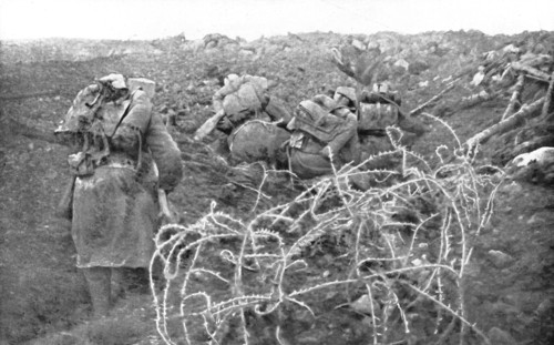 'Aux Eparges; Au signal, les troupes ont bondi des boyaux et s'avancent', 1915. Creator: Unknown.