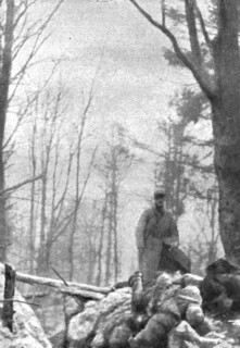 ''En Alsace; Au sommet de l'Hartmannswillerkopf: un cadavre allemand sur un parapet', 1915. Creator: Unknown.