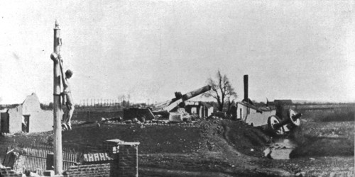 ''La seconde bataille d'Ypres; les restes d'un moulin et d'une chapelle', 1915. Creator: Unknown.