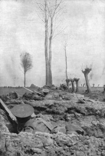 'Seconde bataille d'Ypres; Dans le secteur Anglais: les King's Liverpools en premiere ligne', 1915. Creator: Unknown.