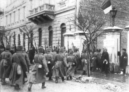 'Sur le front oriental; A Przemysl (en russe, Peremouichl): un detachement russe arrive', 1915. Creator: Unknown.