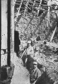 'Dans Neuville-Saint-Vaast; Nous avions penetre, le 9 mai, dans Neuville', 1915. Creator: Unknown.