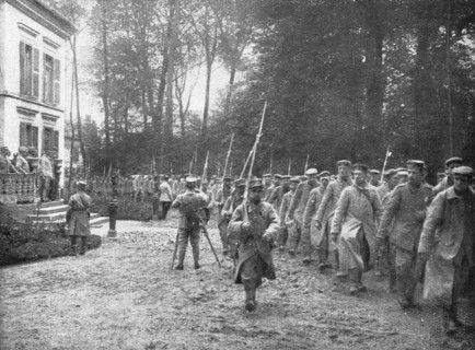 'Notre offensive d'Artois; Prisonniers defilant devant l'etat-major de la division', 1915. Creator: Unknown.