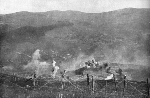 'La prise du Braunkopf; en Alsace: bombardement des tranchees allemandes', 1915. Creator: Unknown.